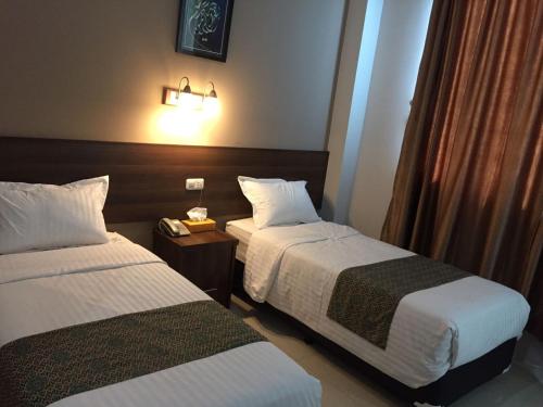Posteľ alebo postele v izbe v ubytovaní Bunda Hotel Padang - Halal Hotel