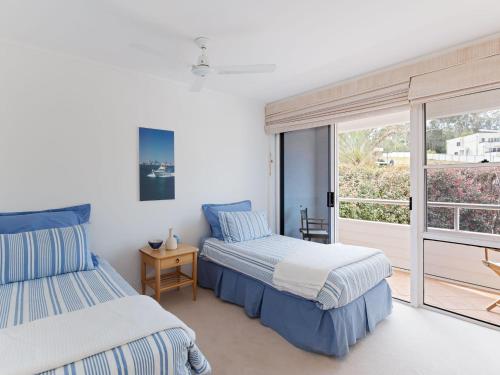 Un pat sau paturi într-o cameră la Corlette Retreat 1 fantastic waterfront property with air con