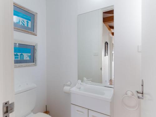Ванная комната в Corlette Retreat 1 fantastic waterfront property with air con