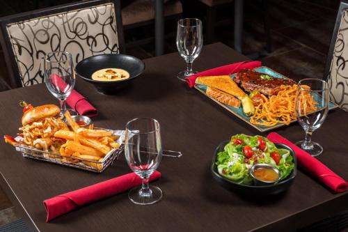 una mesa con comida y copas de vino. en Crowne Plaza Milwaukee South, an IHG Hotel, en Milwaukee