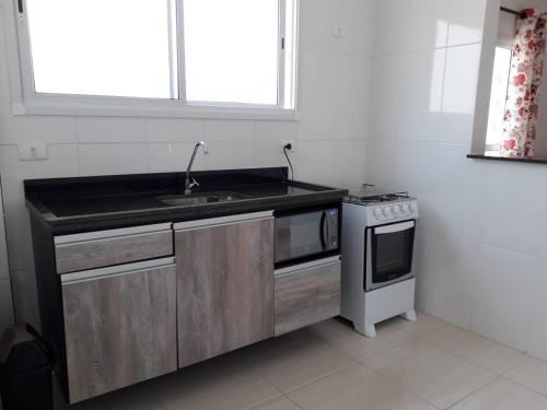 Kuchyň nebo kuchyňský kout v ubytování EXCELENTE APARTAMENTO NOVO - PRÓXIMO a PRAIA COM INTERNET !!