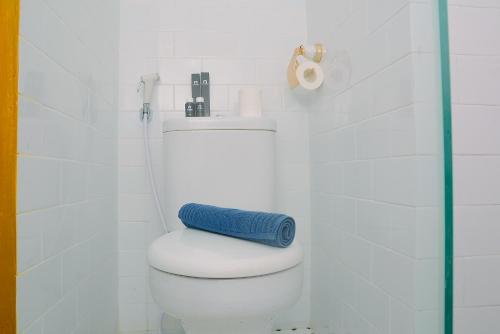 ジャカルタにあるModern Studio at Titanium Square Apartment By Travelioのバスルーム(青いタオル付きのトイレ付)