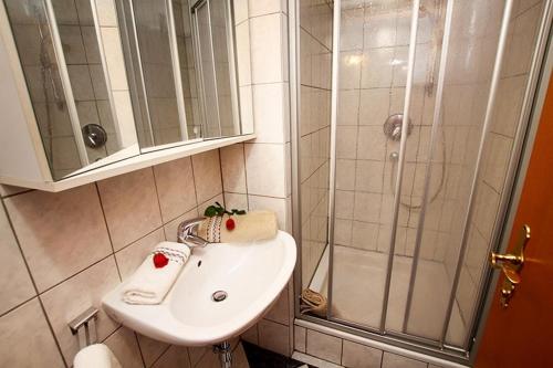 W łazience znajduje się umywalka i prysznic. w obiekcie Ferienwohnung Kalkschmied w mieście Söll