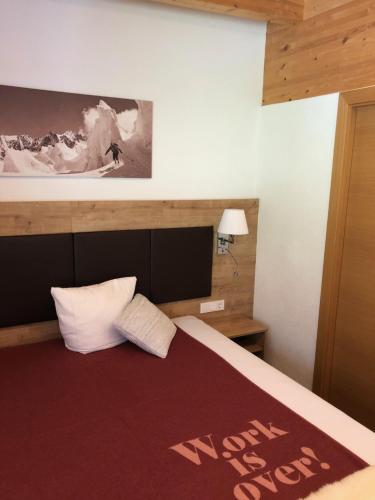 Una cama o camas en una habitación de Laurins Lodge