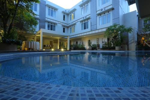 a swimming pool in front of a building at Bidari Hotel Lombok in Tjakranegara