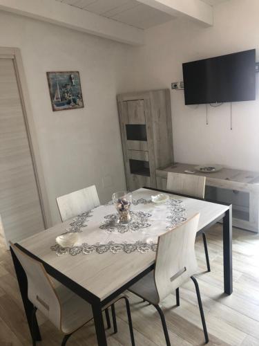 y cocina con mesa de comedor y sillas. en Casa di nonno sta en Santa Maria di Castellabate