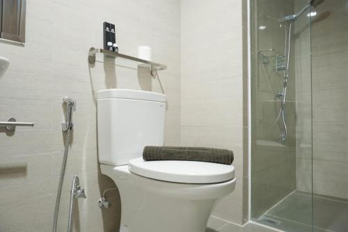 Koupelna v ubytování Opulent 2BR Residence at Ciputra International Apartment By Travelio