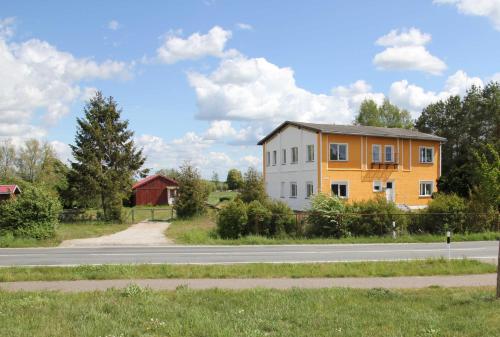 a building on the side of a road at Ferienwohnung am alten Gutshaus in Nossentin