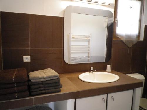 グリモーにあるChambres d'hôtes Villa Alizéのバスルーム(洗面台、鏡付)