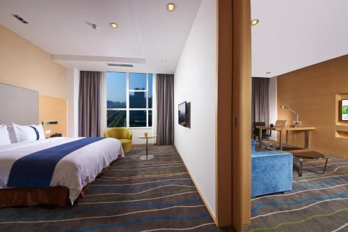 Pokój hotelowy z łóżkiem i biurkiem w obiekcie Holiday Inn Express Luoyang City Center, an IHG Hotel w mieście Luoyang