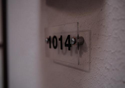 a switch on a wall with the number on it at Hotell Ronja in Vimmerby