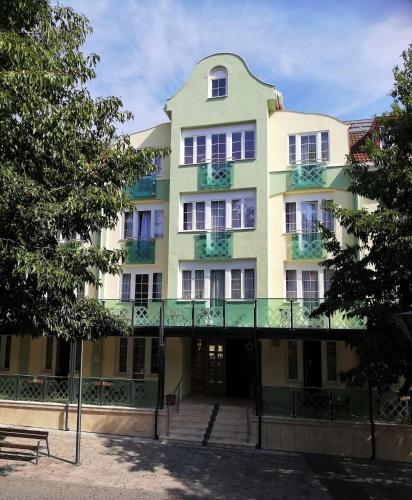 a building with a balcony on top of it at Hotel Erzsébet in Hévíz