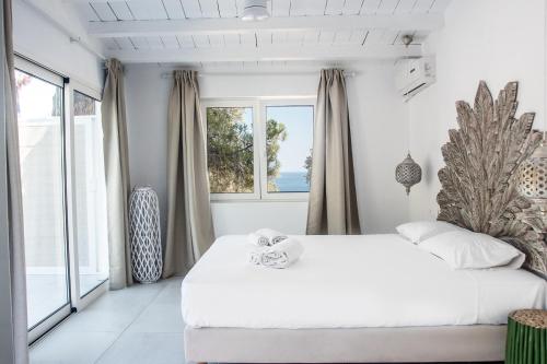 Posteľ alebo postele v izbe v ubytovaní Villa Arios, pool, jacuzzi and sea