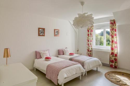a bedroom with two beds and a window at La Régate - Maison avec garage et jardin clos - Pléneuf in Pléneuf-Val-André