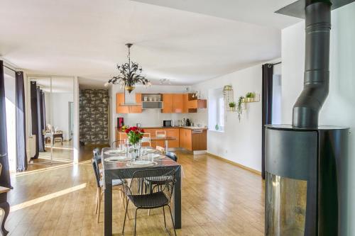 une cuisine et une salle à manger avec une table et des chaises dans l'établissement La Régate - Maison avec garage et jardin clos - Pléneuf, à Pléneuf-Val-André