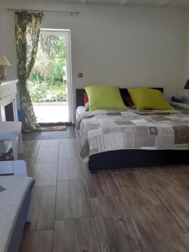um quarto com uma cama e piso em madeira em Ferienhaus Ciara em Splietsdorf