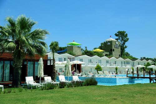 クシャダスにあるRisus Beach Resort Hotelのスイミングプールとリゾートを併設するホテルです。