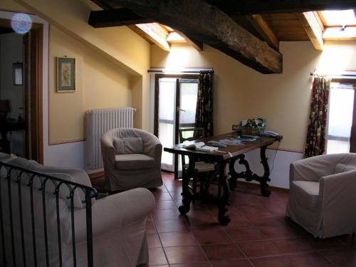 - un salon avec une table et des chaises dans l'établissement Agriturismo Corte Bebbi, à Bibbiano
