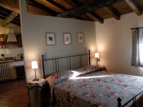 A bed or beds in a room at Agriturismo Corte Bebbi