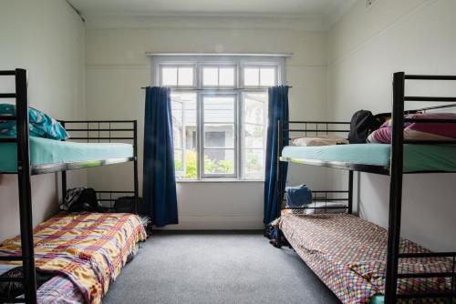 Krevet ili kreveti na sprat u jedinici u okviru objekta Backpackers Newcastle
