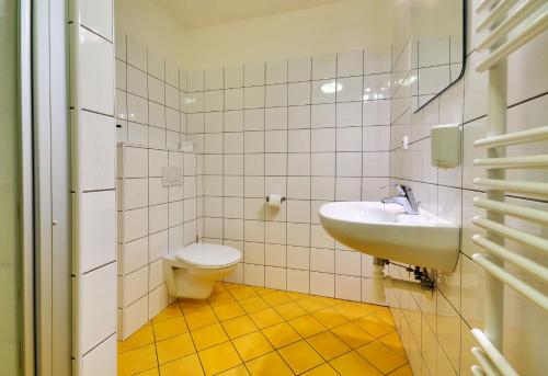 y baño con lavabo y aseo. en Pension Markéta en Mikulov