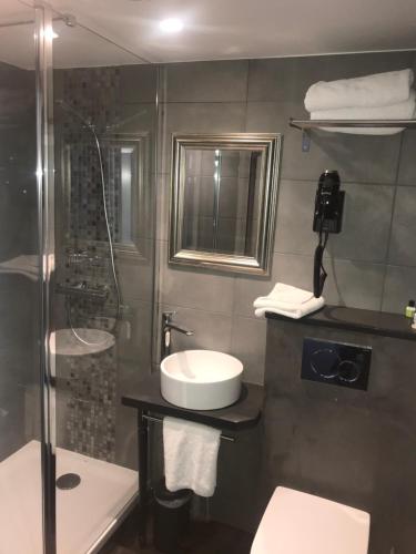 Ett badrum på Hotel de Paris Montmartre