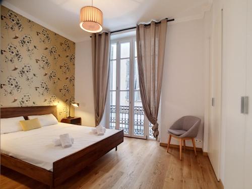 une chambre avec un lit, une chaise et une fenêtre dans l'établissement Nestor&Jeeves - COLIBRI PRESTIGE - Central - Close sea, à Nice