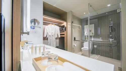 Ванная комната в Holiday Inn & Suites Rayong City Centre, an IHG Hotel