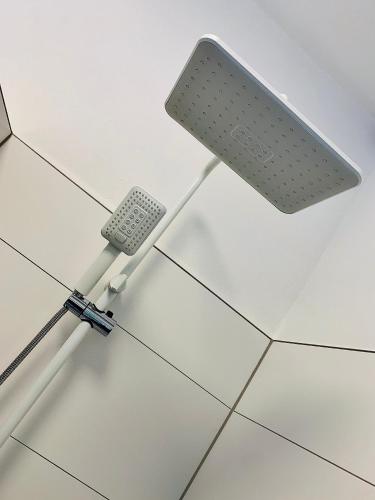 a light on top of a tiled floor at Naabsuite in Neustadt an der Waldnaab