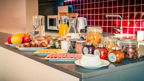 un mostrador de cocina con muchos tarros de comida. en Encosta do Sobreiro - Serra da Estrela, en Fornos de Algodres