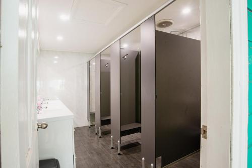 La salle de bains est pourvue d'un lavabo et d'un miroir. dans l'établissement Backpackers Newcastle, à Newcastle