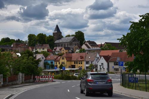 a car driving down a road in a town at Ferienwohnung Abspanne in Bad Bibra