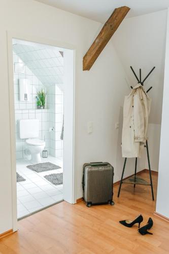 a room with a suitcase and a bathroom at Apartment an der Altstadt #9 in Hameln