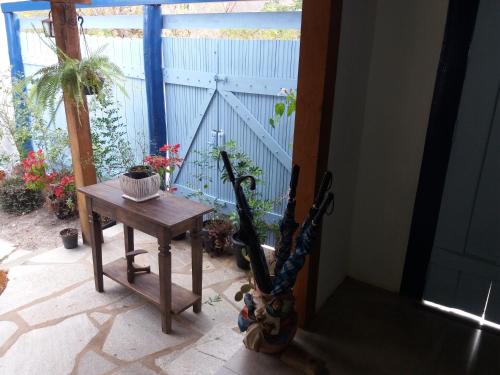 a room with a small table and some umbrellas at Pouso do Rio in Pirenópolis