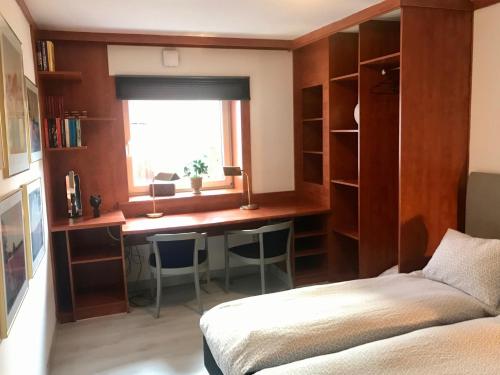 Giường trong phòng chung tại Lägenhet med 3 sovrum, terass och egen parkering
