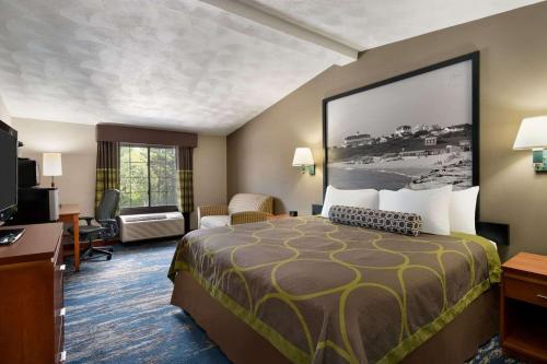 Un pat sau paturi într-o cameră la Super 8 by Wyndham West Greenwich/Providence
