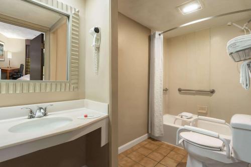 Kylpyhuone majoituspaikassa Super 8 by Wyndham West Greenwich/Providence