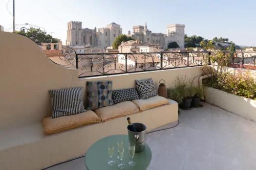 MAGNIFIQUE APPARTEMENT DE CHARME AVEC VUE SUR LE PALAIS DES PAPES À AVIGNON WiFI GRATUIT