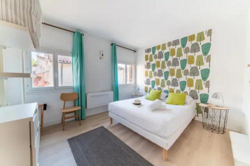 une chambre avec un lit blanc et un mur vert dans l'établissement MAGNIFIQUE APPARTEMENT DE CHARME AVEC VUE SUR LE PALAIS DES PAPES À AVIGNON WiFI GRATUIT, à Avignon