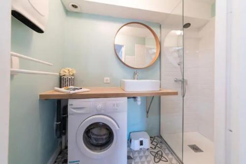 La salle de bains est pourvue d'un lave-linge et d'un miroir. dans l'établissement MAGNIFIQUE APPARTEMENT DE CHARME AVEC VUE SUR LE PALAIS DES PAPES À AVIGNON WiFI GRATUIT, à Avignon
