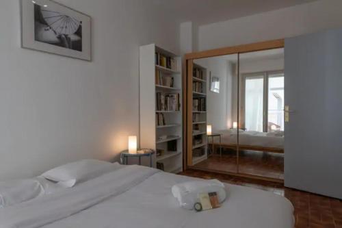 une chambre avec un grand lit et un miroir dans l'établissement GRAND APPARTEMENT LUMINEUX POUR 2 à 4 PERSONNES A AVIGNON INTRA-MUROS WiFI GRATUIT, à Avignon