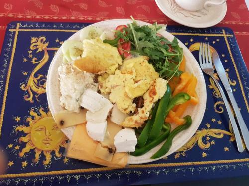 un plato de comida con arroz y verduras en una mesa en Mangion House en Marsaxlokk