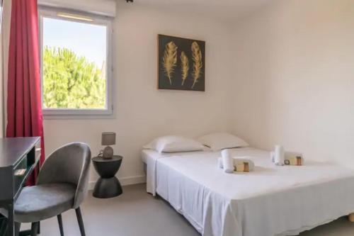 une chambre avec deux lits et une chaise et une fenêtre dans l'établissement APPARTEMENT LUMINEUX ET AGRÉABLE - PROCHE HYPER CENTRE AVIGNON - WiFI GRATUIT, à Avignon