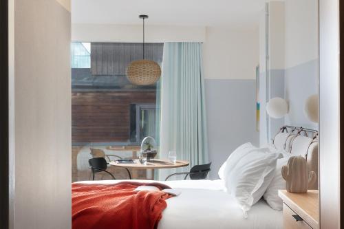 Un dormitorio con una cama y una mesa con sillas. en Bermonds Locke, Tower Bridge, en Londres