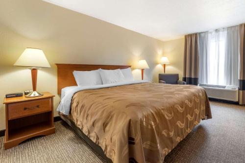 Katil atau katil-katil dalam bilik di Quality Inn Selinsgrove