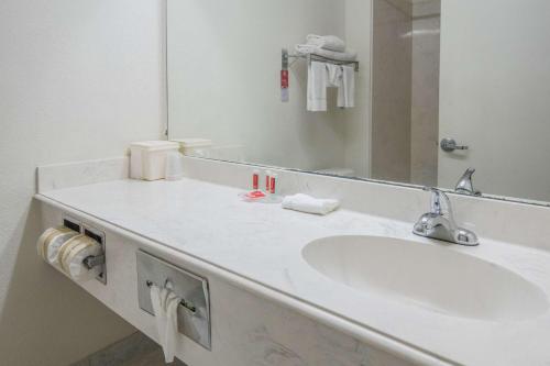 Ένα μπάνιο στο Econo Lodge Weatherford