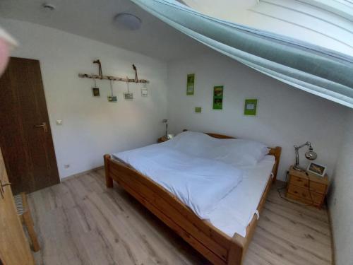 ein Schlafzimmer mit einem Bett in einem Zimmer mit einem Dach in der Unterkunft Kleine Auszeit Winterberg in Winterberg
