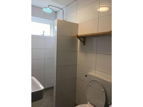 een badkamer met een toilet en een wastafel bij Vakantiewoning Van der Meer, Egmond aan Zee in Egmond aan Zee