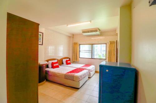 - une chambre avec 2 lits et une fenêtre dans l'établissement OYO 583 Sweethome Guest House, à Bangkok Noi