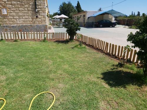 a backyard with a fence and a yard with a yard at Los Duendes in El Puerto de Santa María